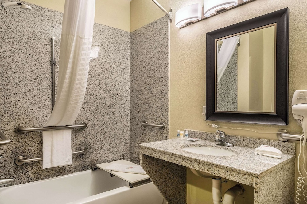 Comfort Suites Near Texas State University 32/32