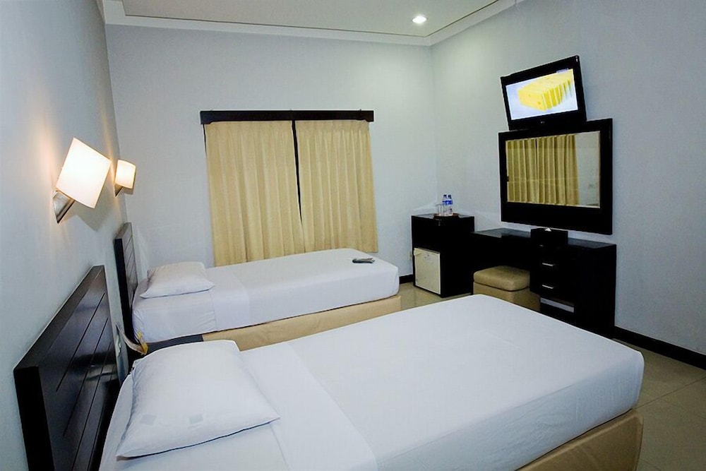 Hotel Celebes 6/22