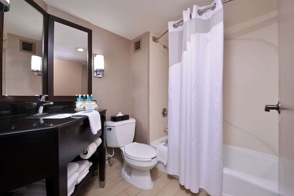 Holiday Inn Express Burlington 77/79