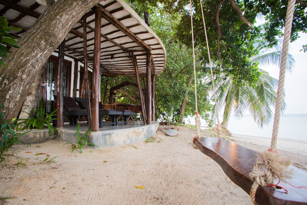 B52 BEACH RESORT 3/60
