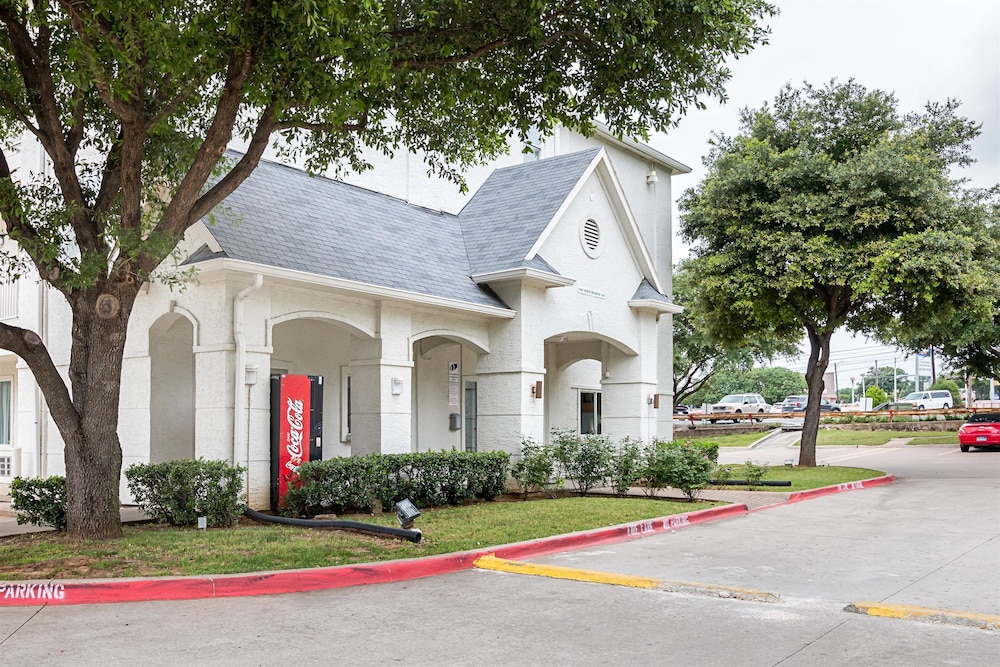 Motel6 Grand Prairie, TX - Near Six Flags Drive 34/44