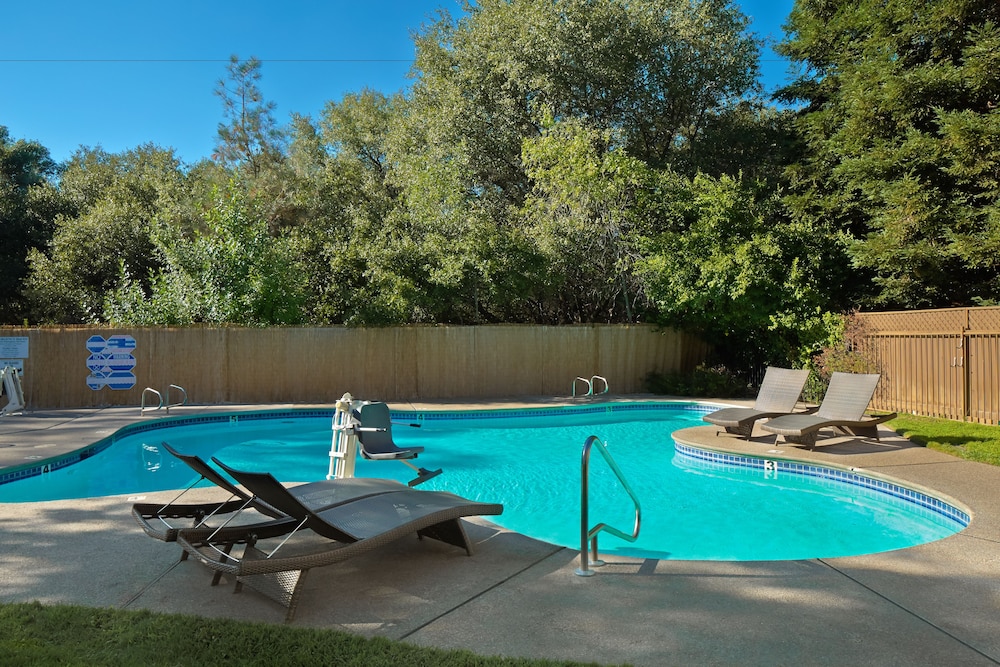 Lake Natoma Inn 20/46