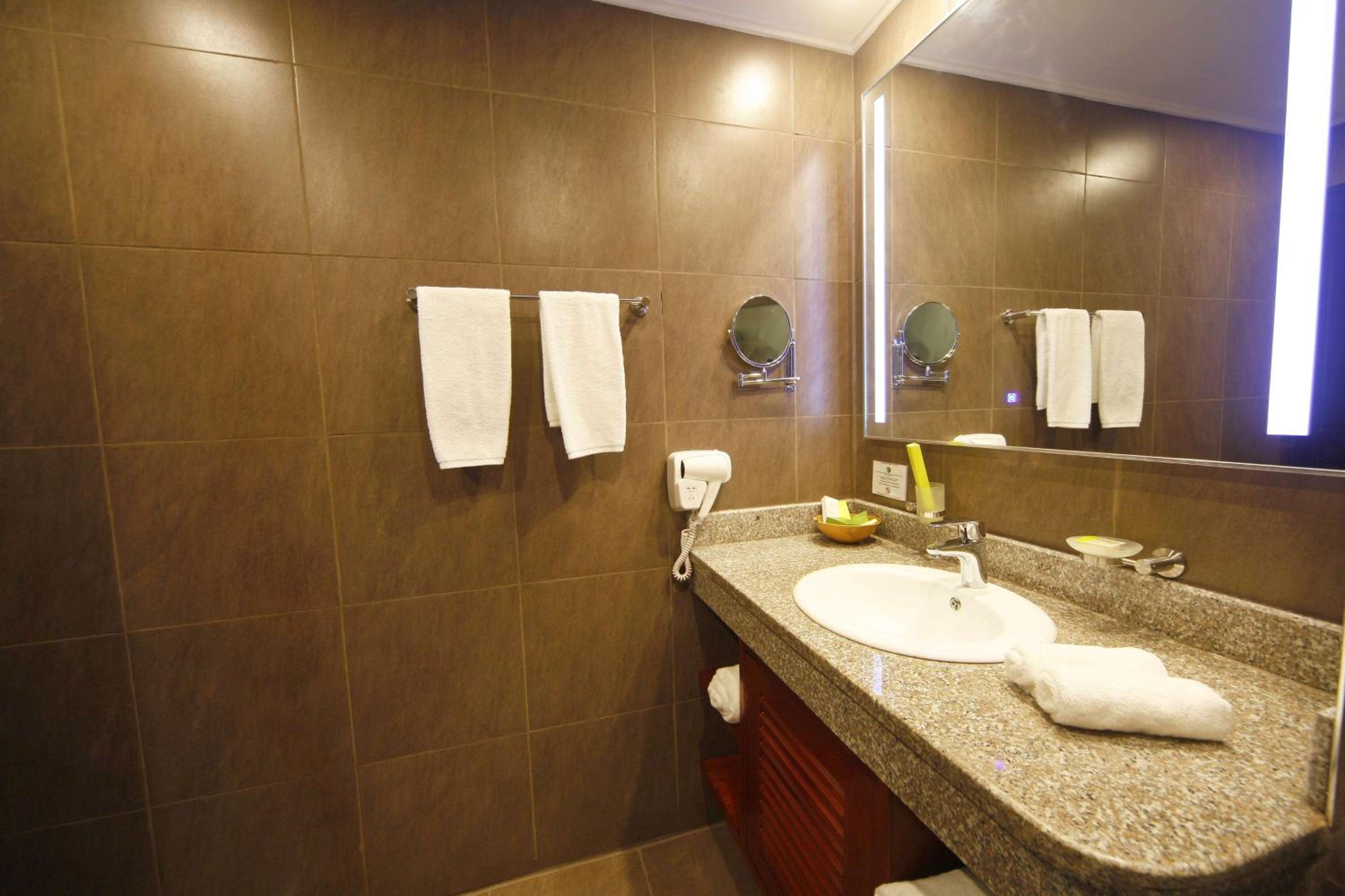 جناح جونيور، Best Western Premier Garden Hotel Entebbe 6/8