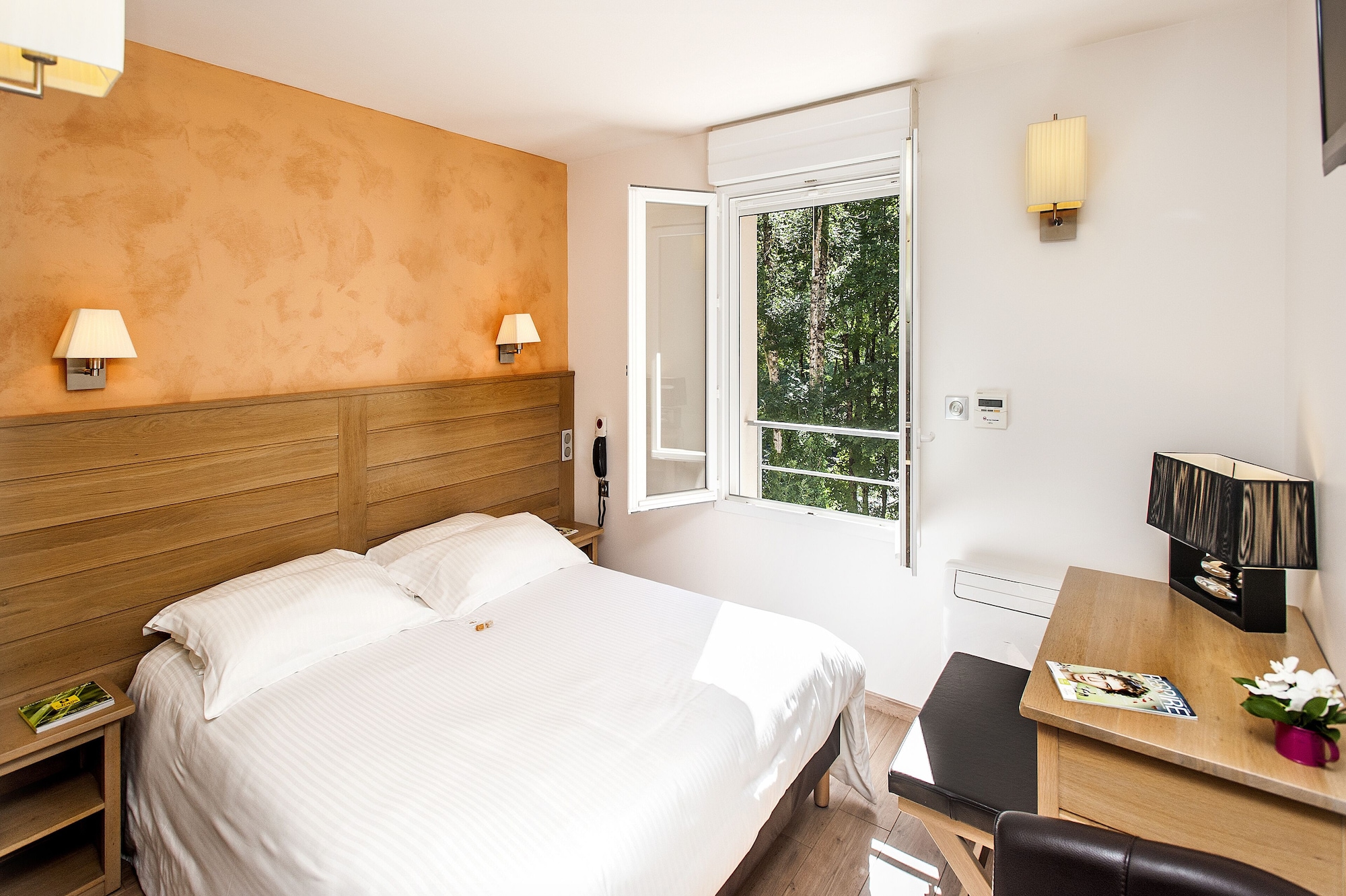 Plus, Superior, Queen Bed, River View