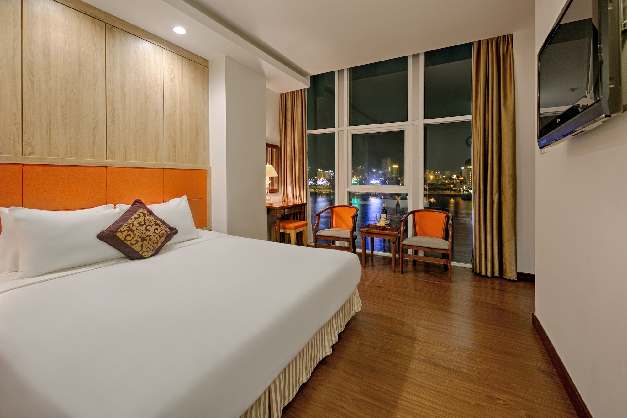 EXECUTIVE, KING BED, RIVER VIEW, BATHTUB
