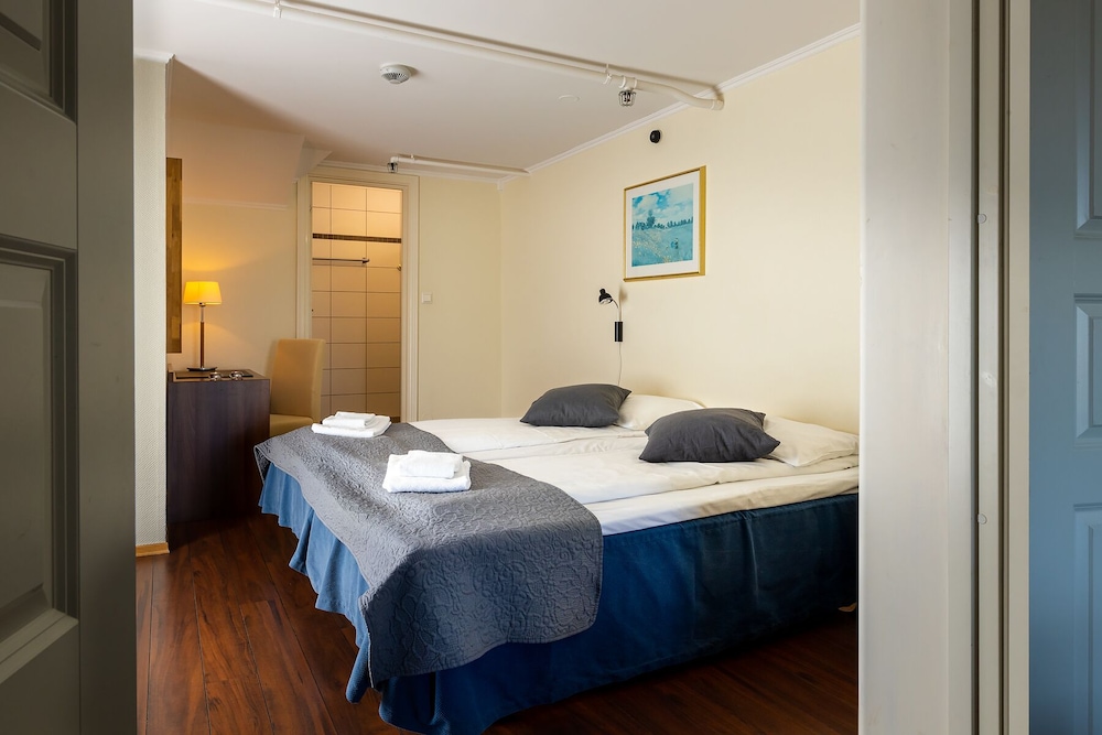 Victoria Hotel 18/50