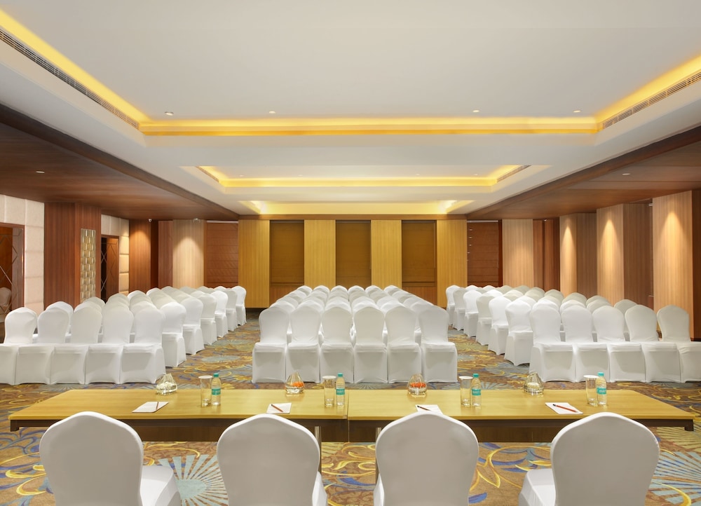 Seyfert Sarovar Premiere, Dehradun 35/43
