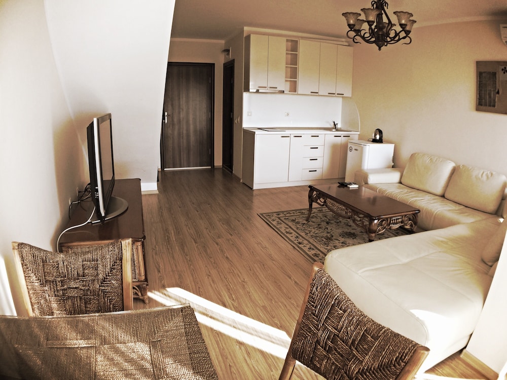 Chateau Del Marina Complex Apartments 12/20