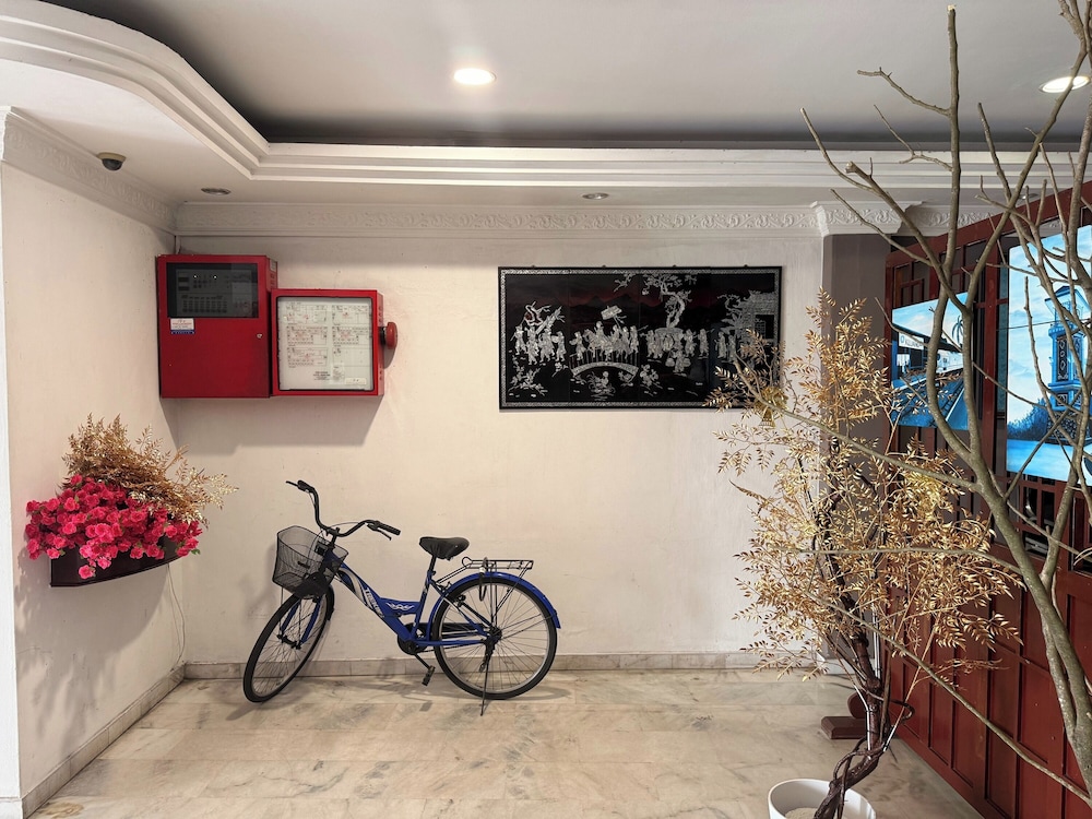 Anika Inn 6/44