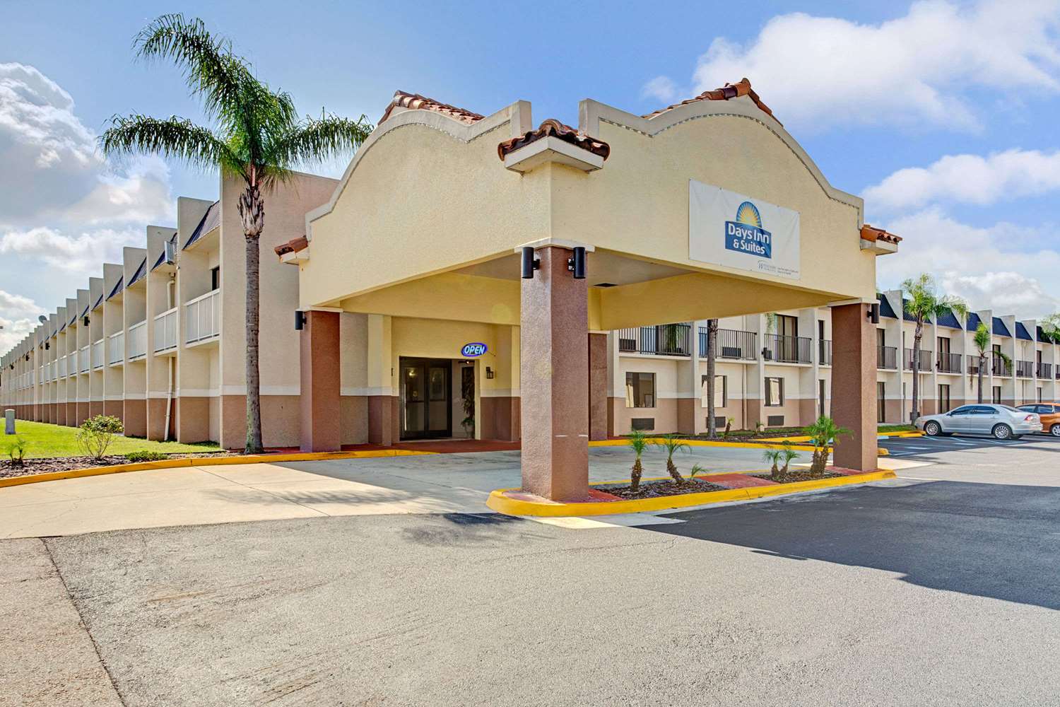 Days Inn & Suites by Wyndham Tampa near Ybor City 7/11