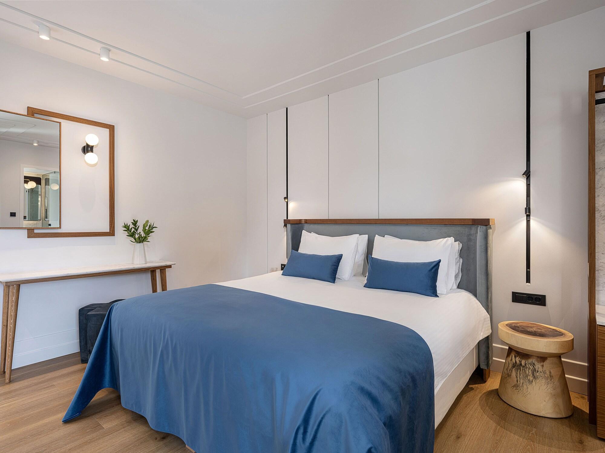 Deluxe, Double or Twin Bed