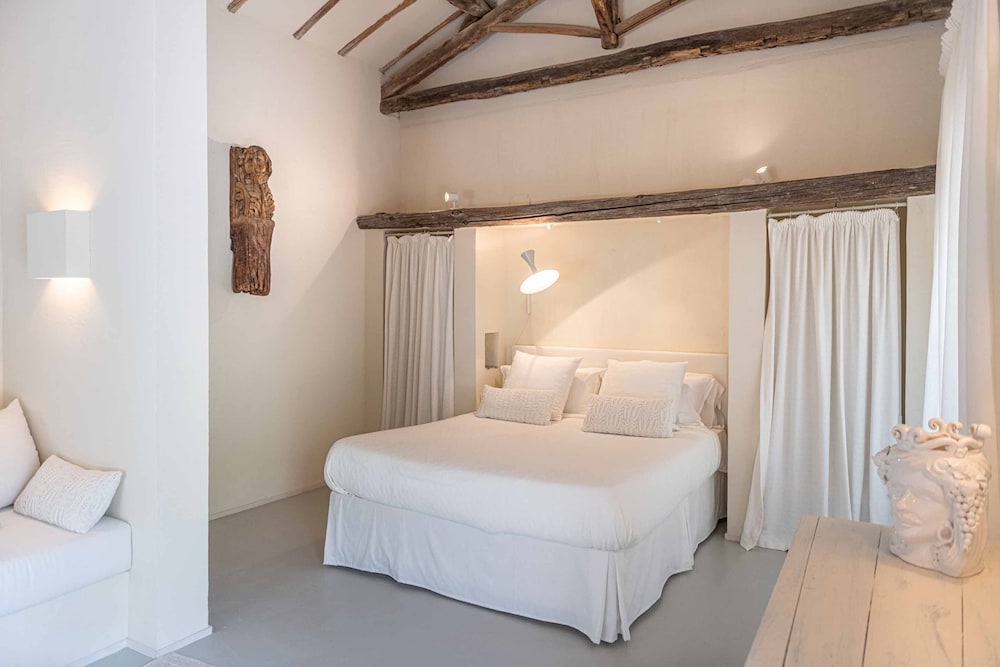 JUNIOR SUITE, EXECUTIVE, 1 DOUBLE AND 1 SINGLE BED