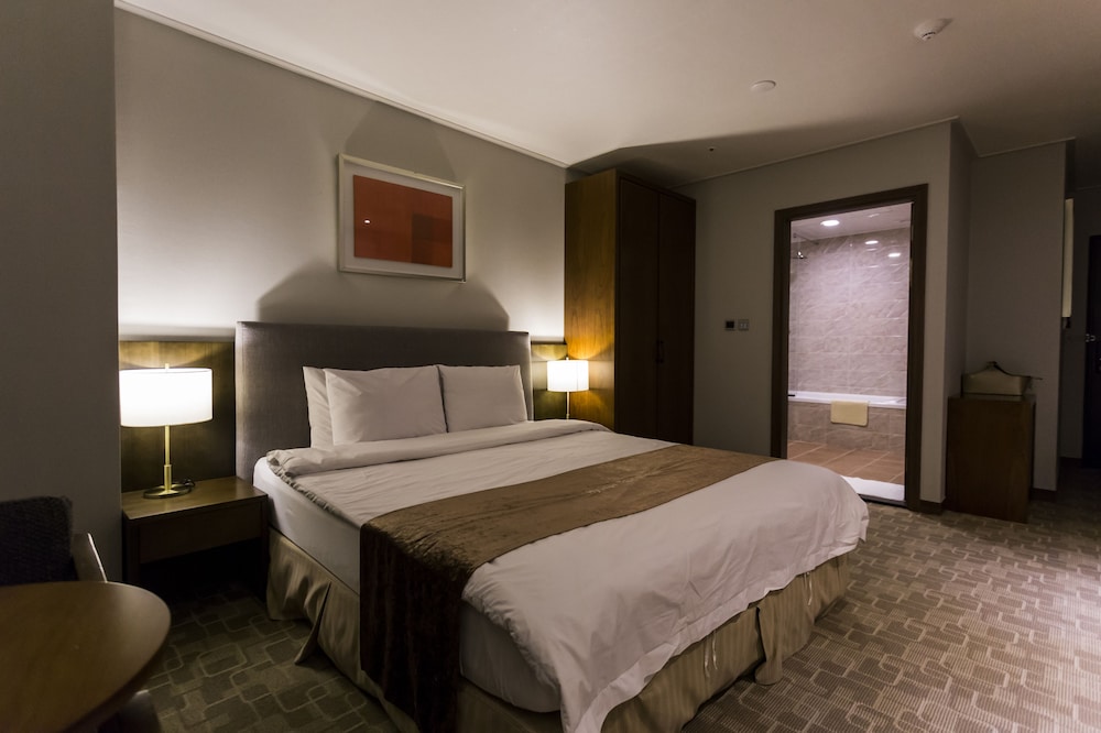 Hyunjin Tourist Hotel 18/72