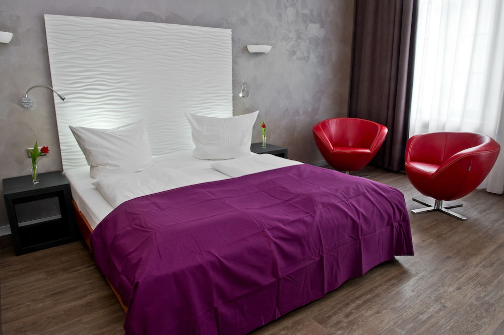 DELUXE, DOUBLE BED
