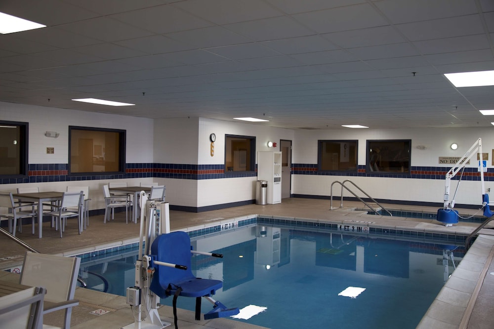 Country Inn & Suites by Radisson, Crystal Lake, IL 5/42