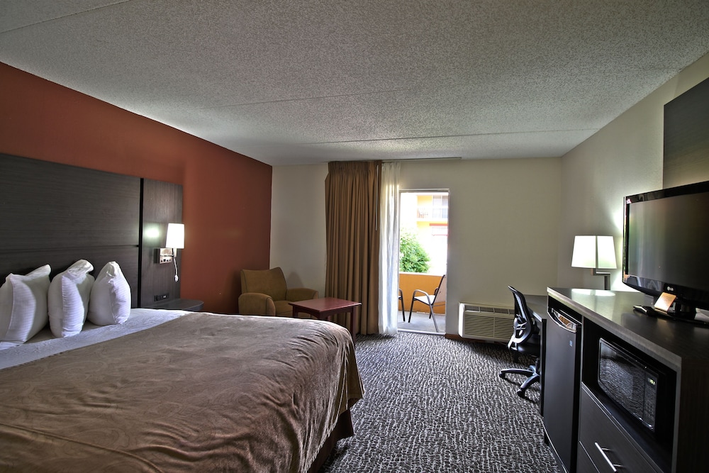 Chicago Club Inn & Suites 15/32
