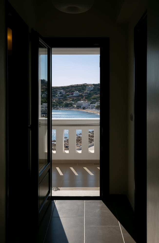 KRINOS SUITES HOTEL 7/50