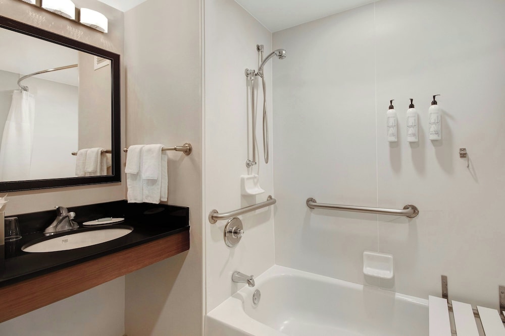 Fairfield Inn Amp Suites By Marriott Rochester West Greece 49/50