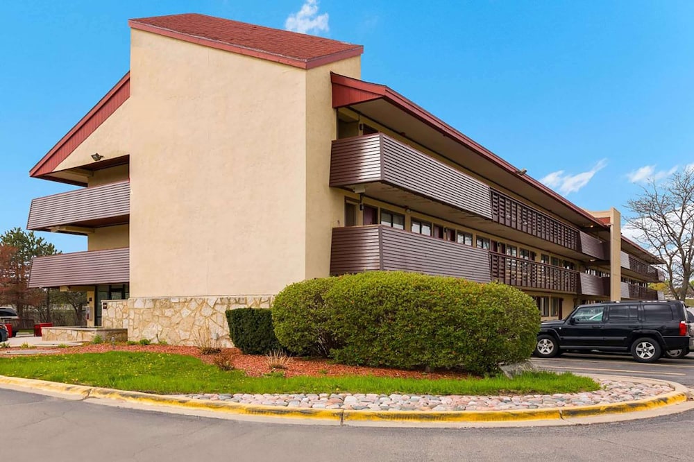 Super 8 by Wyndham Deerfield/Northbrook 20/23