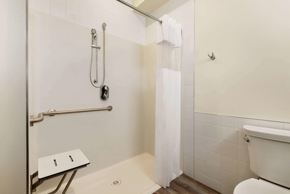 Days Inn by Wyndham 100 Mile House 24/24