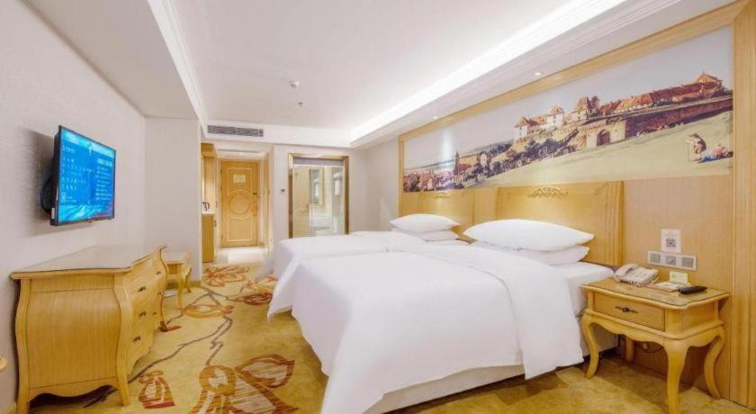 Vienna Hotel Huizhou (Huabianling Square Branch) 26/50