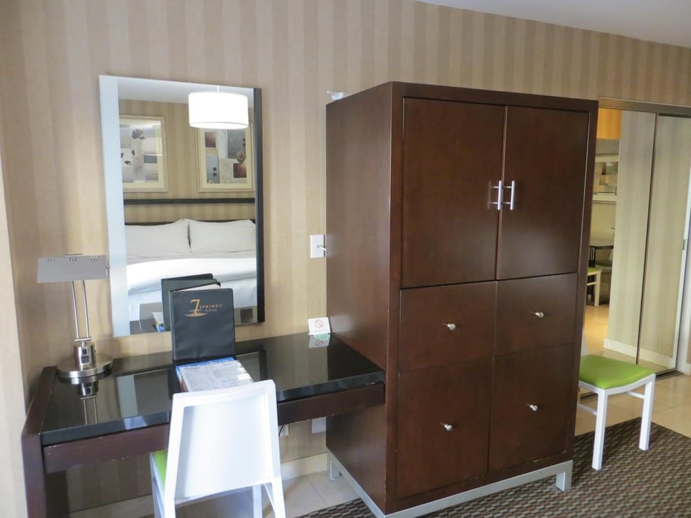 7 Springs Inn Suites 10/60