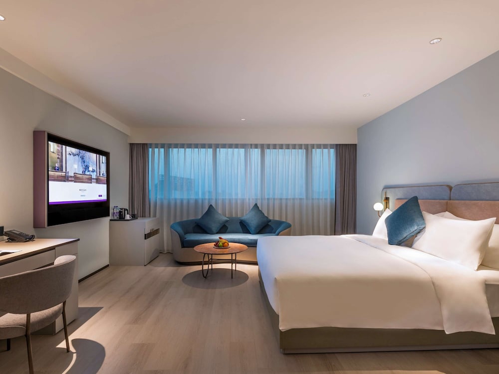 DELUXE, KING BED