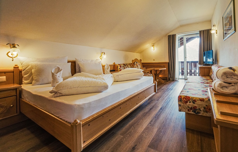 Saxner, Double Bed, Sofa