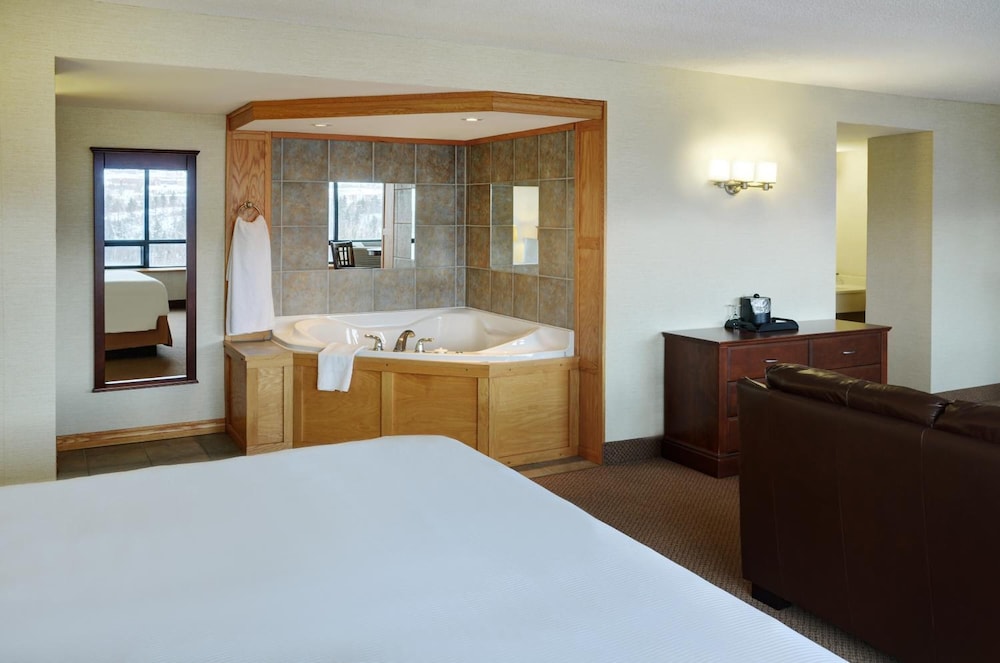 Greenwood Inn & Suites 8/37