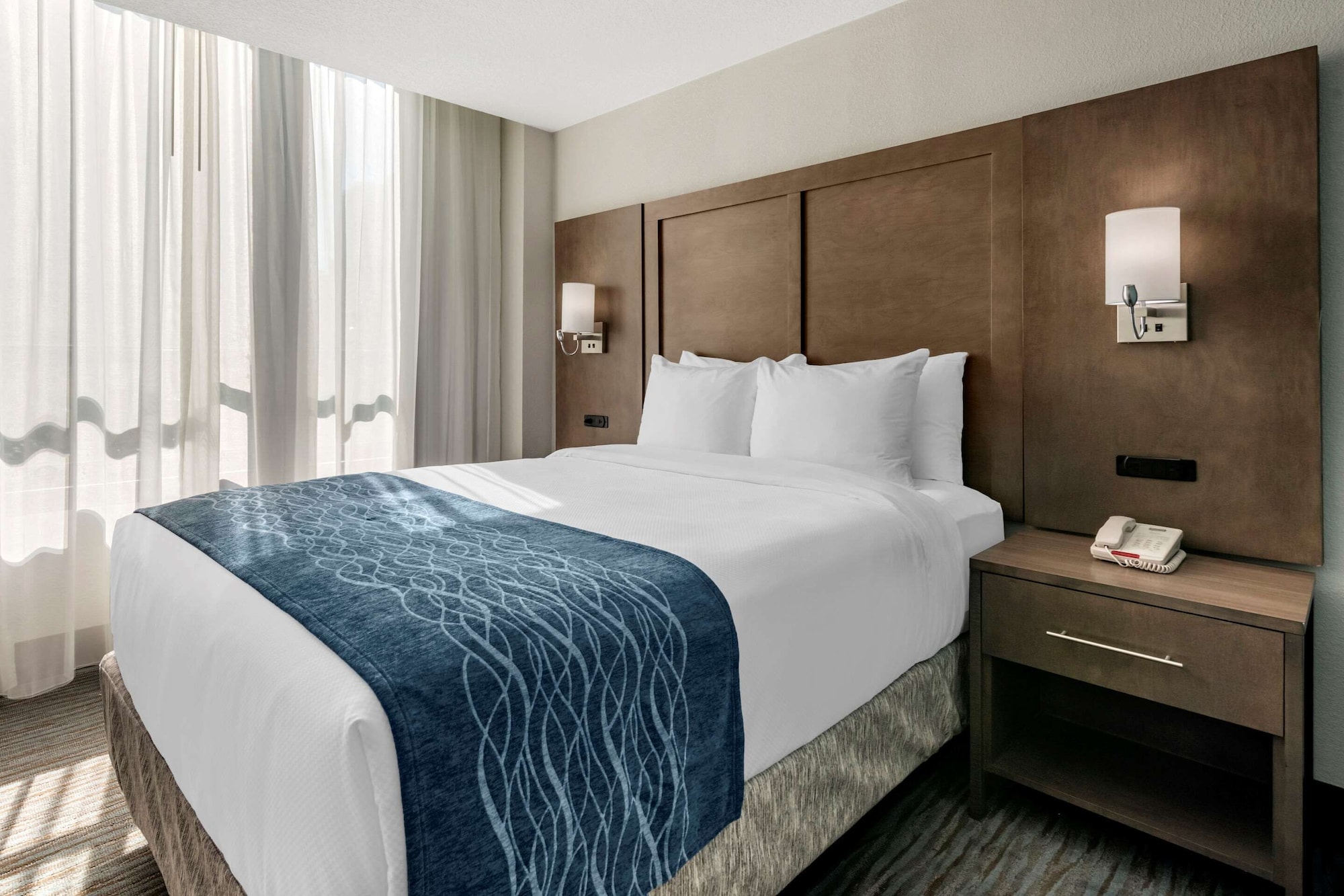 ROOM, QUEEN BED