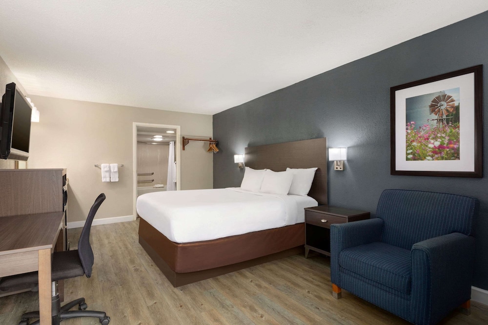 Baymont by Wyndham Wilmington NC 12/40