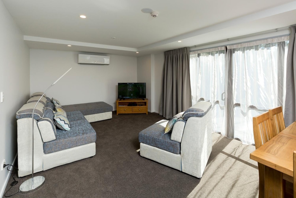 2 On Whiteleigh Motel 35/59