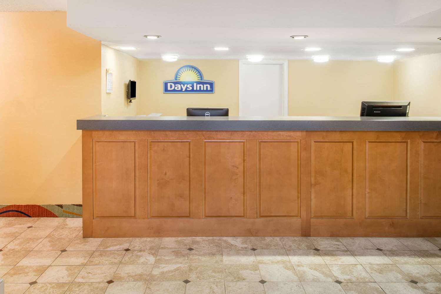 Days Inn By Wyndham Roanoke Near I-81 7/47