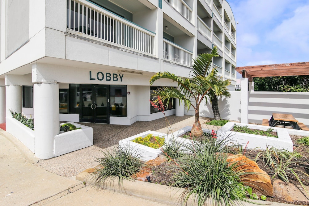 Casa Del Mar Beachfront Suites 15/82
