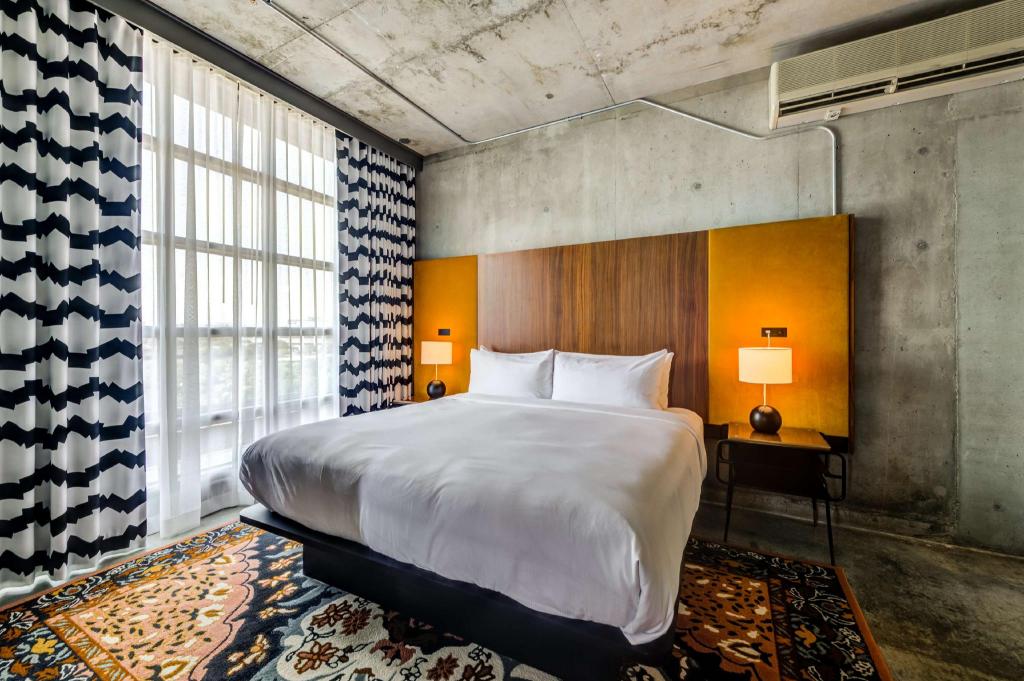 1 BEDROOM, SKYLINE, SUITE, KING BED