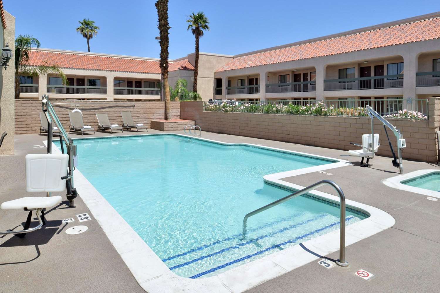 Signature Inn Indio I-10 Coachella Valley 35/36