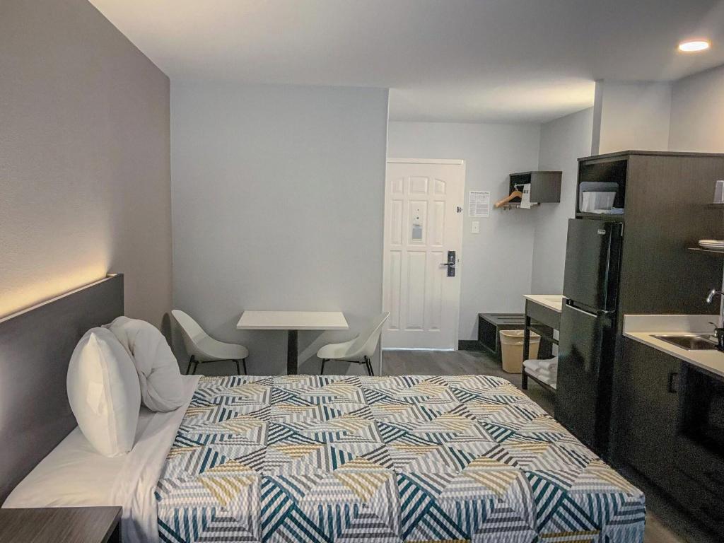 1 King Bed Mobil Acc RI Shwr Nsmk Kitchen، Studio6 San Angelo, TX 2/5