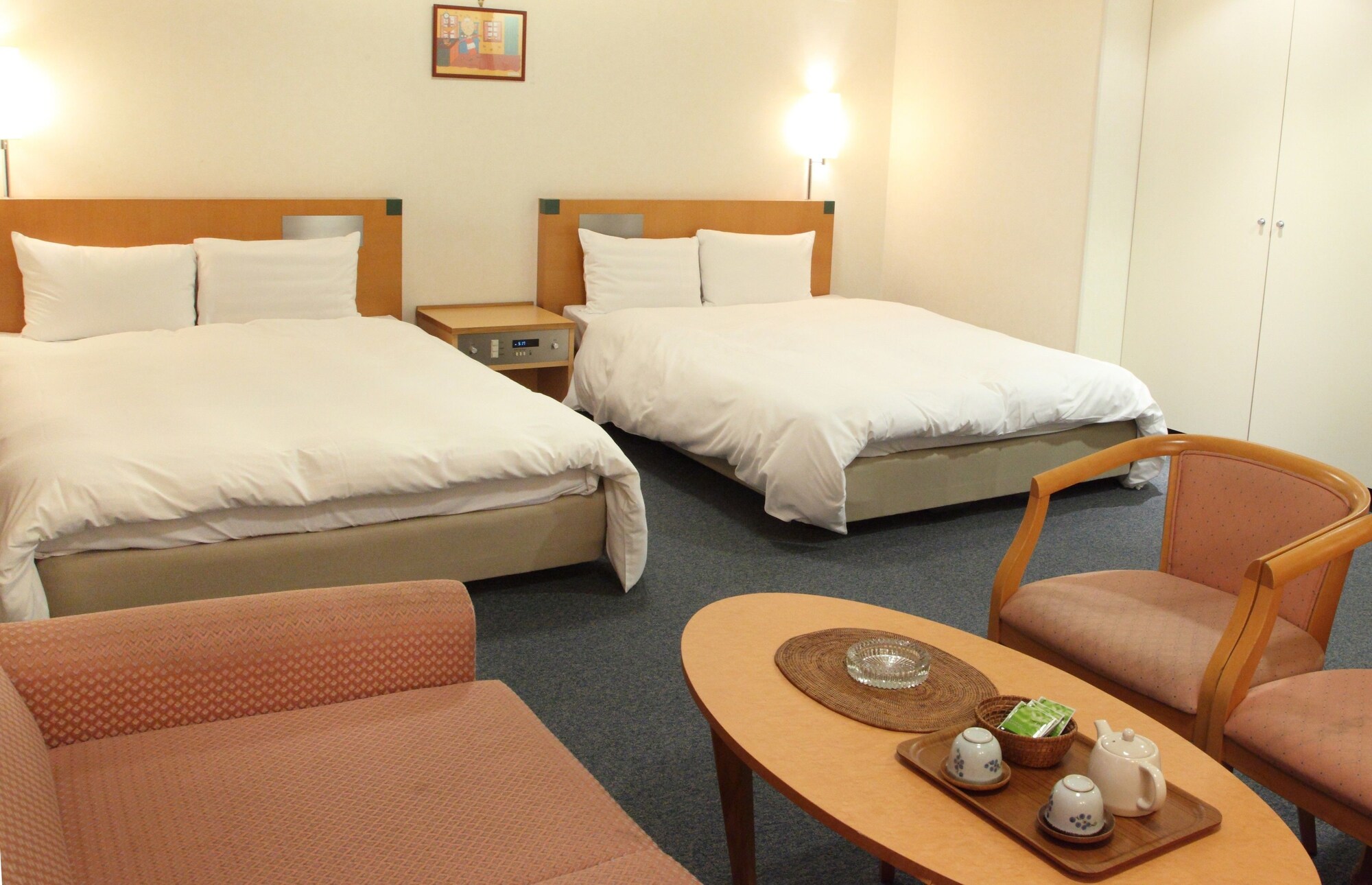 ROOM, TWIN BEDS