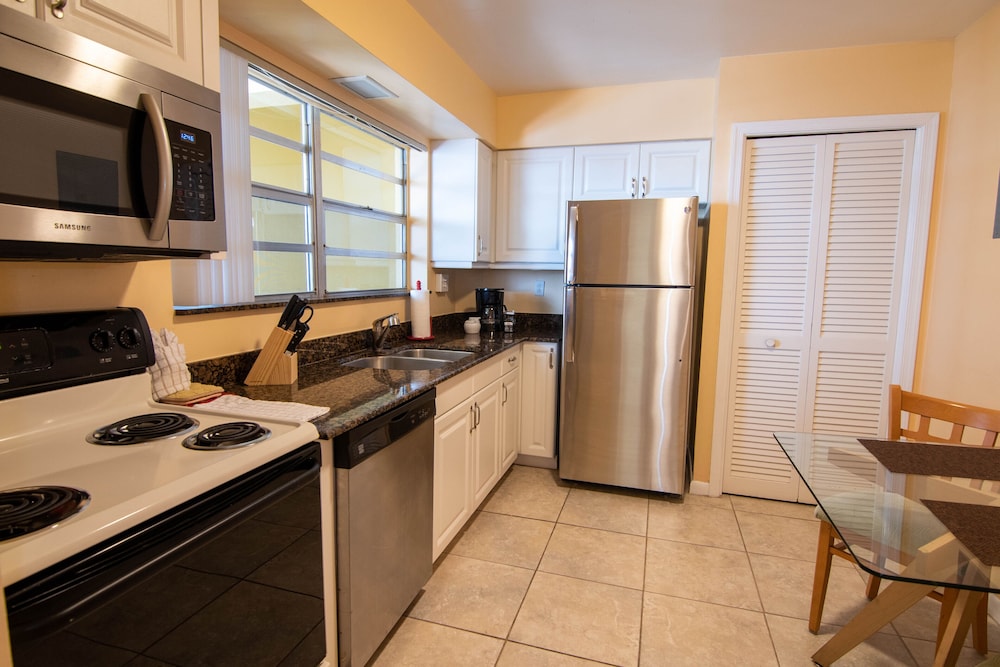 PALM BEACH WATERFRONT SUITES 54/67