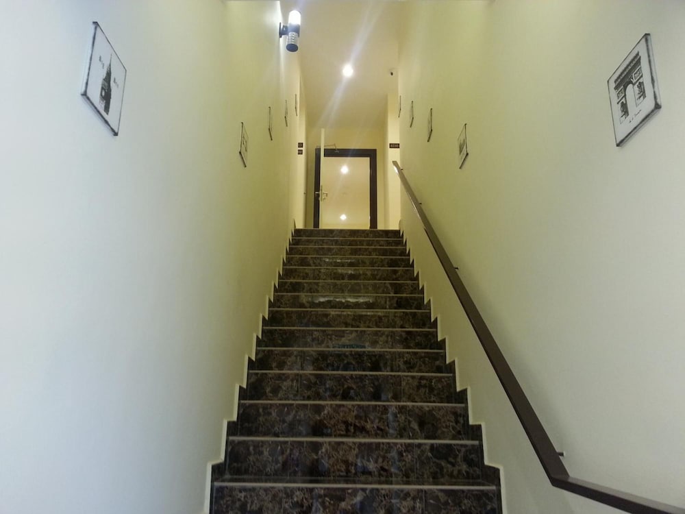 Capital O 90714 Hotel Checkedinn 26/38