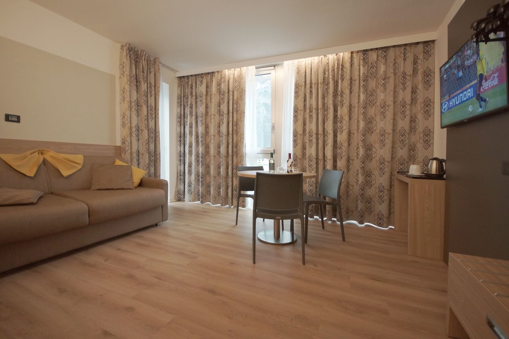 Hotel Ambassador Suite 49/73