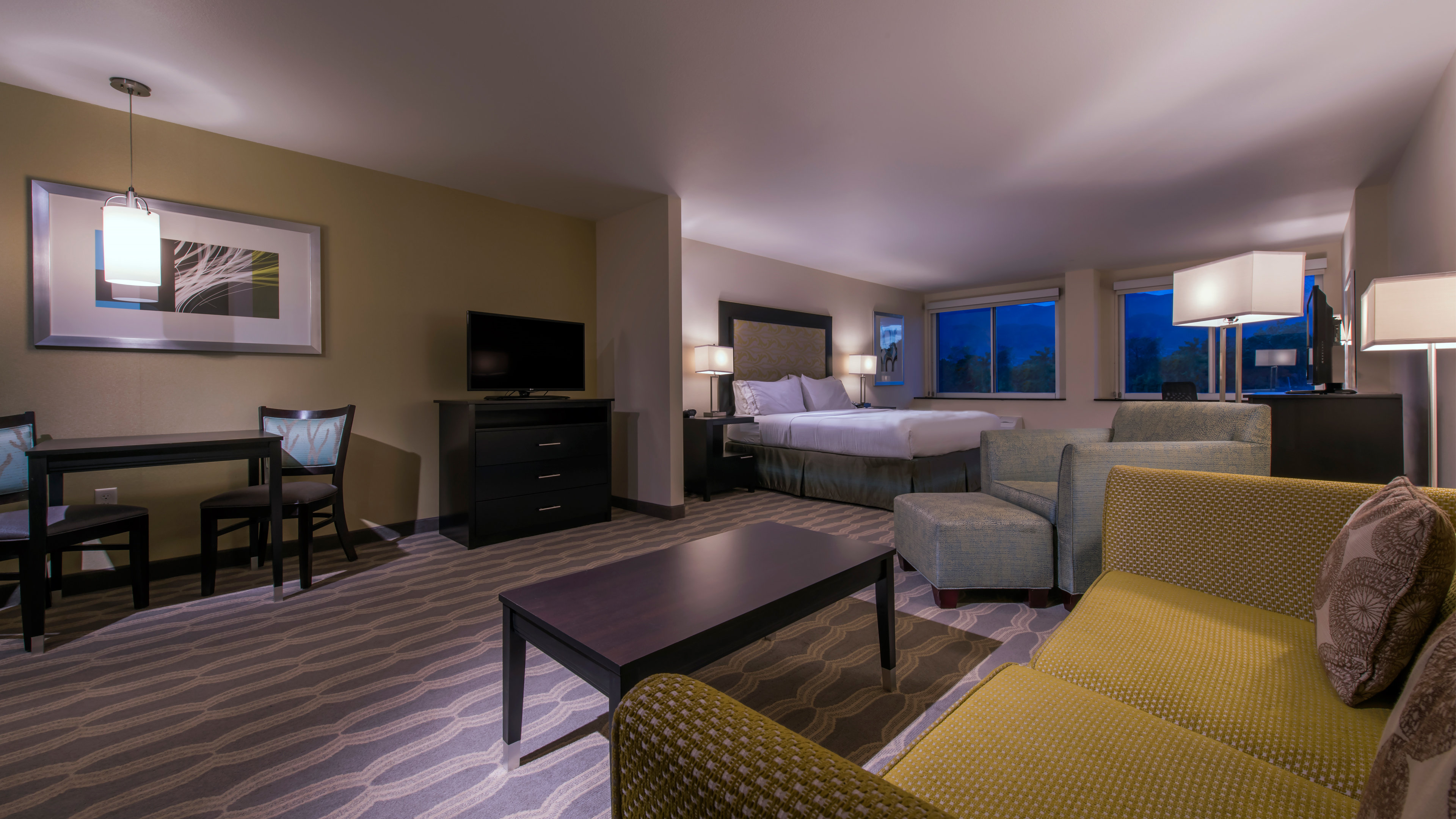 Holiday Inn Express Suites Colorado Springs Central 53/80