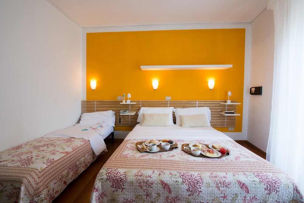 ROOM, TRIPLE