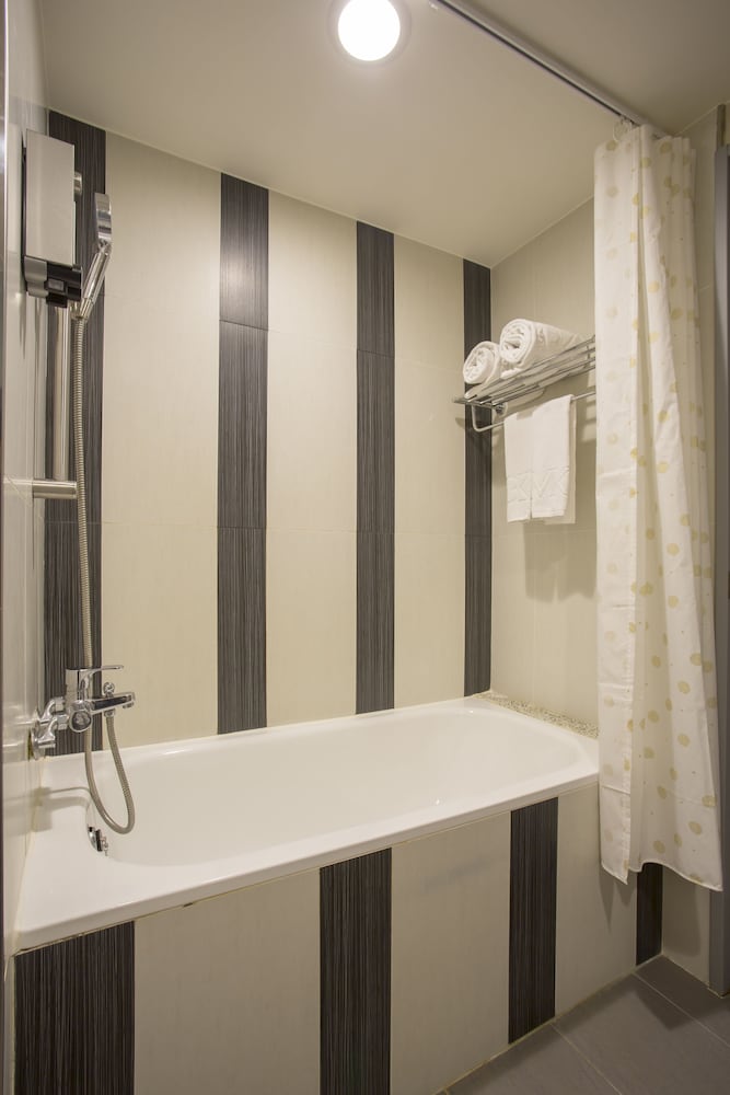 Wholesome Hotel 48/50