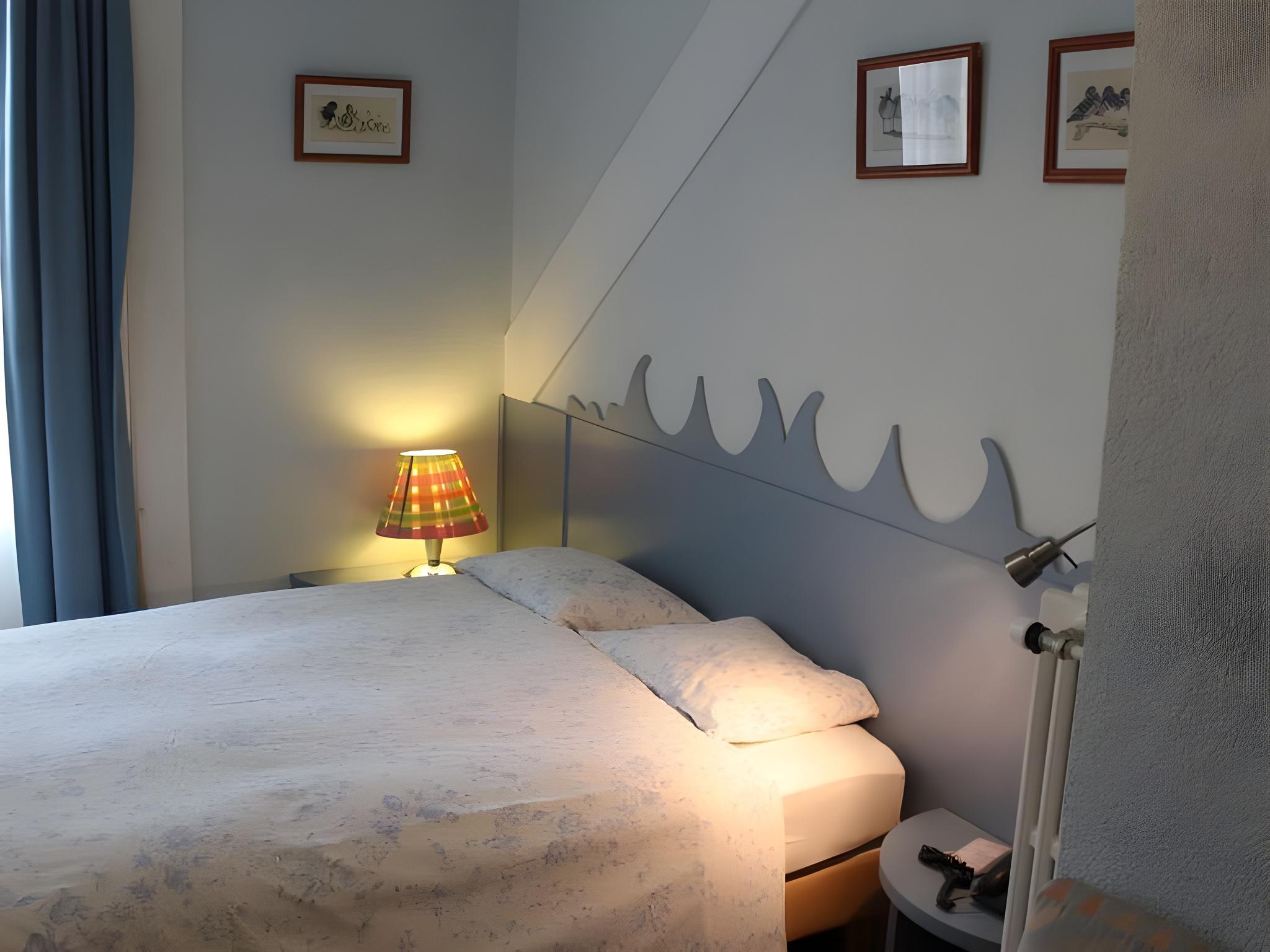 ROOM, SINGLE