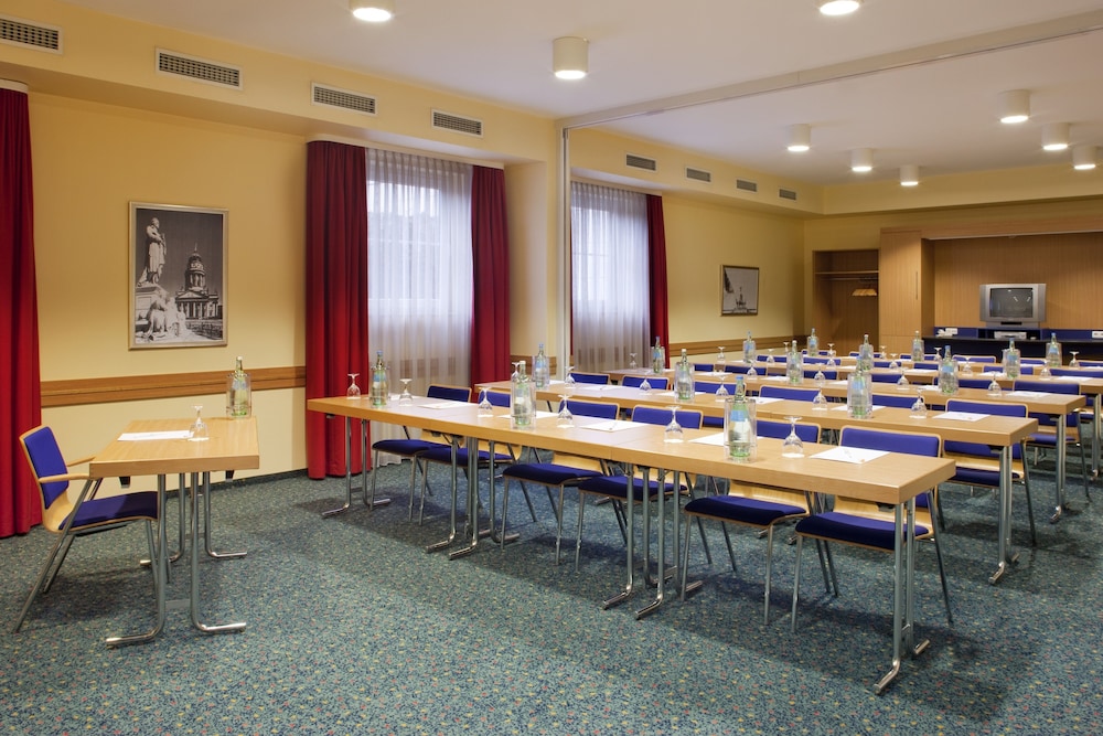 HOLIDAY INN EXPRESS FRANKFURT AIRPORT 42/58