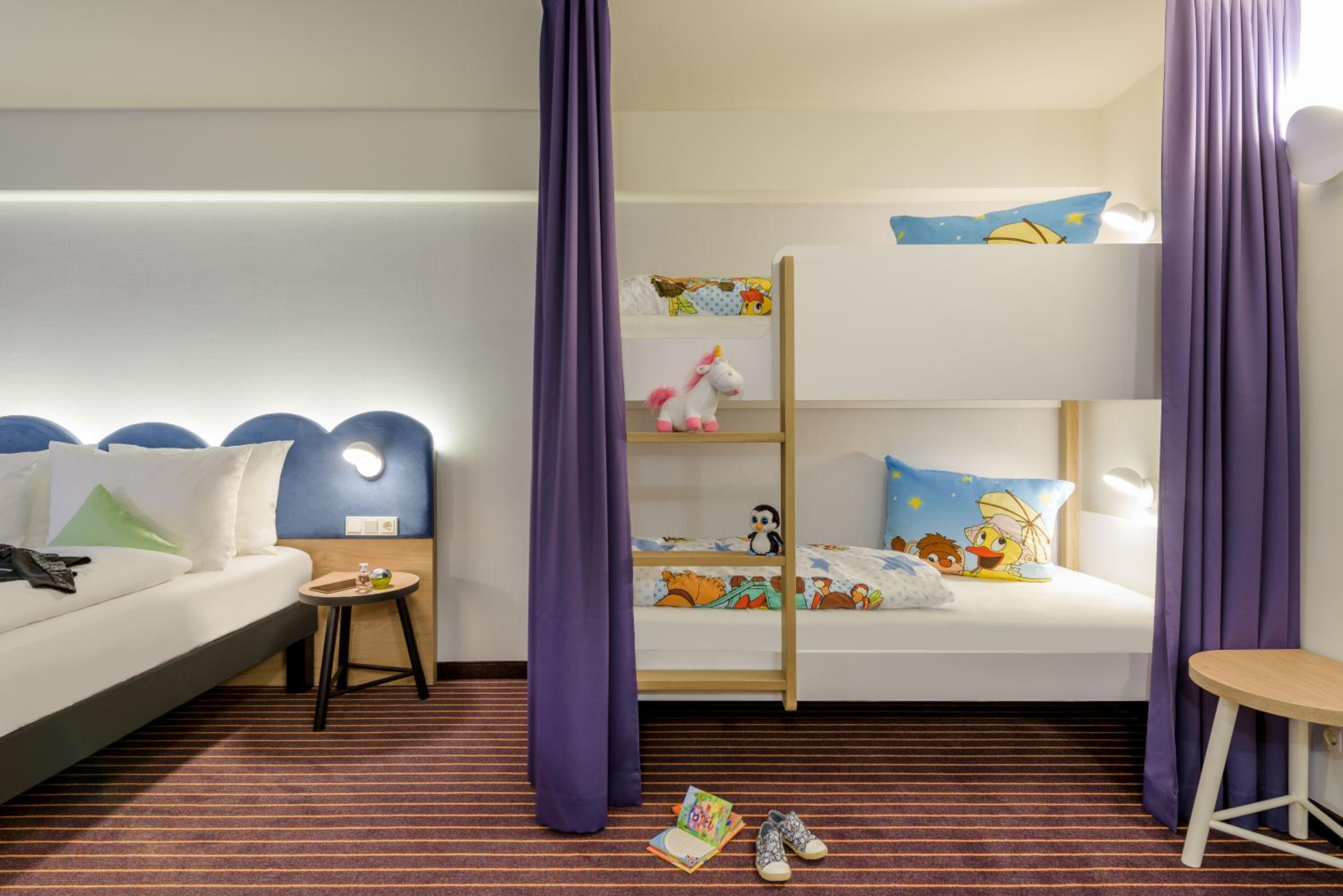 غرفة عائلية بسرير مزدوج وسريرين منفصلين وسرير بطابقين، ibis Styles Leipzig 7/10