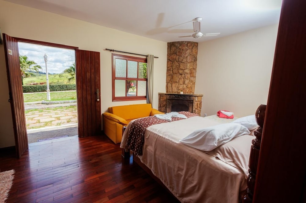 غرفة بسرير مزدوج وسريرين منفصلين بشرفة، Chateau Palace Hotel 3/10