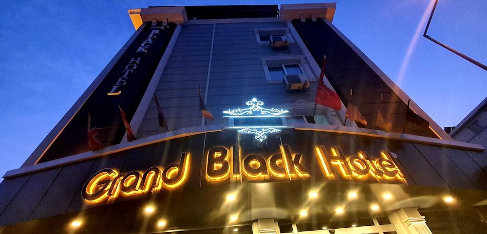 Grand Black Hotel 2/15