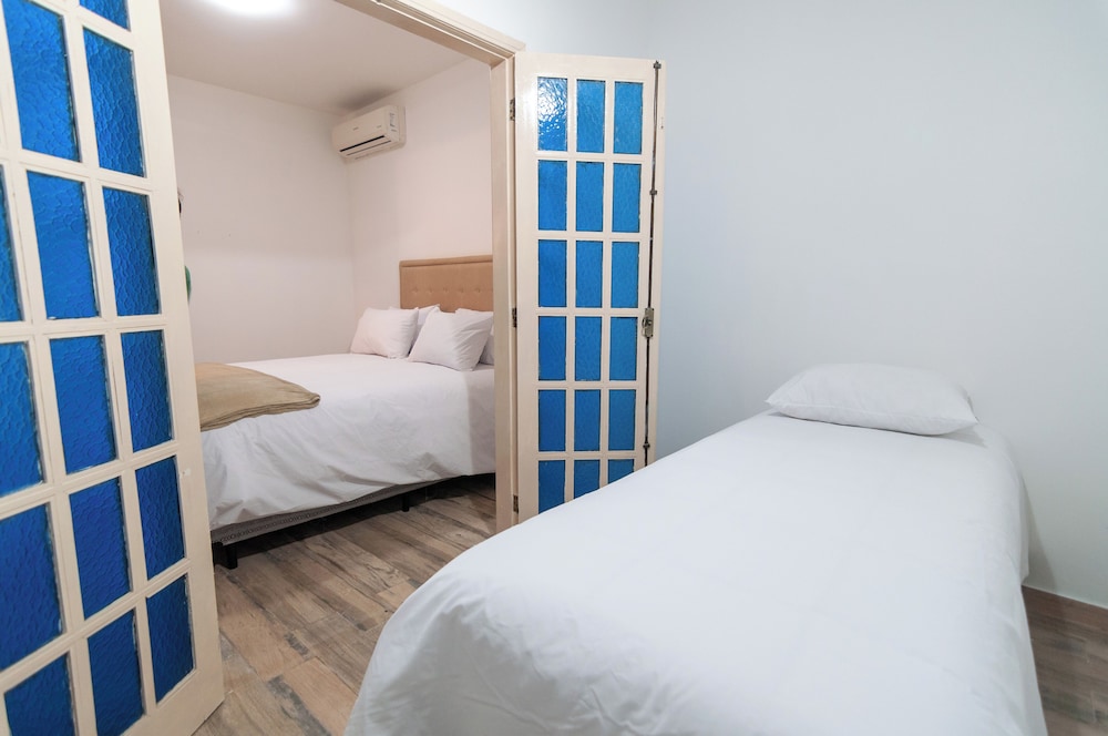 DELUXE, SUITE, JETTED TUB